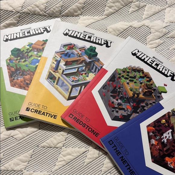 Guide Collection Book Set - Gold Minecraft - Picture 3 of 3